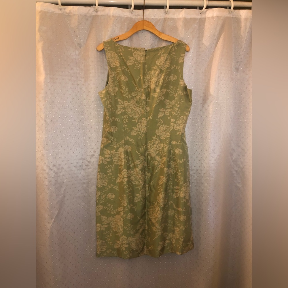 Ann Taylor silk shift. Simple and elegant. Size 10 - Picture 2 of 3